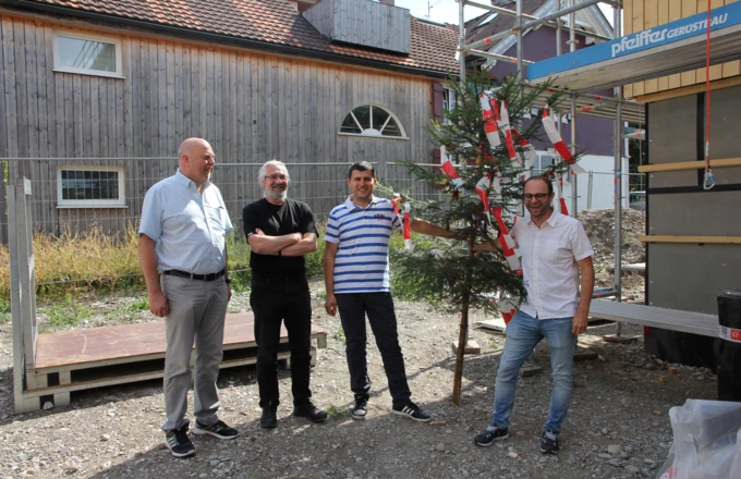 Gruppenbild mit Firstbaum: Bürgermeister Thomas Pinter, Architekt Martin Rümmele, Bauleiter Mitar Simikic und Prokurist Jürgen Loacker von der Wohnbauselbsthilfe feierten die Dachgleiche ihres Wohnbauprojekts in der Herrengasse. Gruppenbild mit Firstbaum: Bürgermeister Thomas Pinter, Architekt Martin Rümmele, Bauleiter Mitar Simikic und Prokurist Jürgen Loacker von der Wohnbauselbsthilfe feierten die Dachgleiche ihres Wohnbauprojekts in der Herrengasse.
